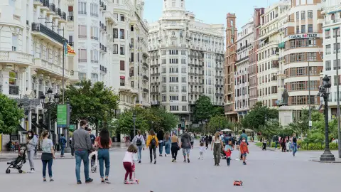 Gente paseando por la plaza del Ayuntamiento turismo