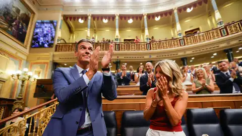 El presidente del Gobierno en funciones y diputado socialista, Pedro Sánchez, junto a la ministra de Trabajo en funciones y diputada de Sumar, Yolanda Díaz. El presidente del Gobierno en funciones y diputado socialista, Pedro Sánchez, junto a la ministra de Trabajo en funciones y diputada de Sumar, Yolanda Díaz.