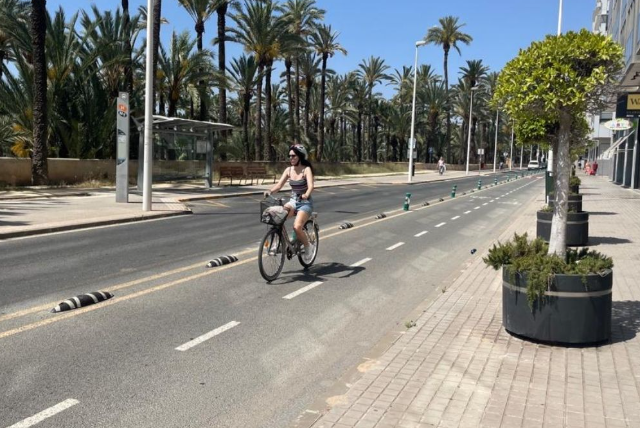 Contigo Elche propone subir a la acera de enfrente el carril bici de Juan Carlos I Contigo Elche propone subir a la acera de enfrente el carril bici de Juan Carlos I
