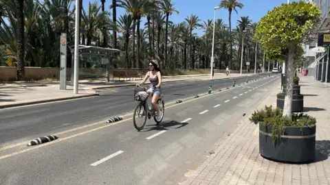 Una ciudadana por el carril bici de Juan Carlos I. Una ciudadana por el carril bici de Juan Carlos I.