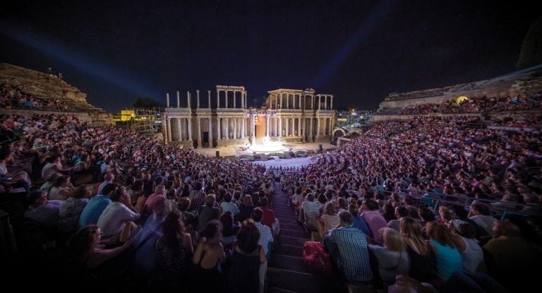 Emma Ozores y Juan Meseguer estrenan 'El regalo de Zeus': "Es una fiesta de comedia en la que se habla de temas serios" Emma Ozores y Juan Meseguer estrenan 'El regalo de Zeus': "Es una fiesta de comedia en la que se habla de temas serios"