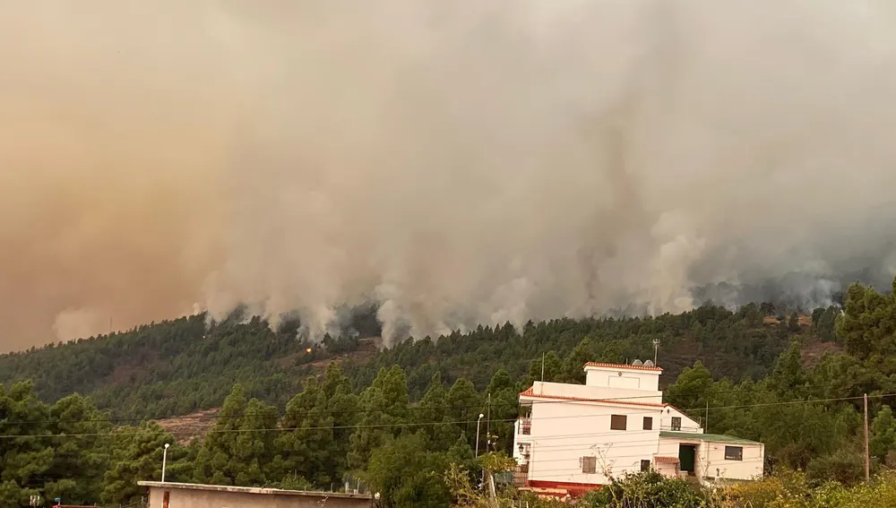 Imágen del incendio forestal que afecta a Tenerife desde el martes 15