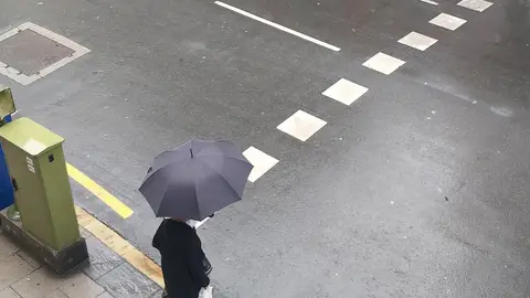 Imagen de archivo de un peatón bajo la lluvia en A Coruña. Onda Cero Lluvia