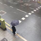 Imagen de archivo de un peatón bajo la lluvia en A Coruña. Onda Cero
