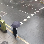 Imagen de archivo de un peatón bajo la lluvia en A Coruña. Onda Cero Imagen de archivo de un peatón bajo la lluvia en A Coruña. Onda Cero