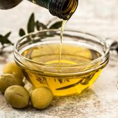 Imagen de archivo de un cuenco de aceite de oliva virgen extra