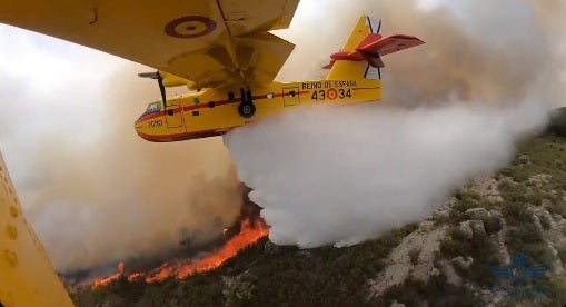 El incendio de Tenerife comienza a comportarse de forma más predecible. El frente más peligroso está en el norte El incendio de Tenerife comienza a comportarse de forma más predecible. El frente más peligroso está en el norte