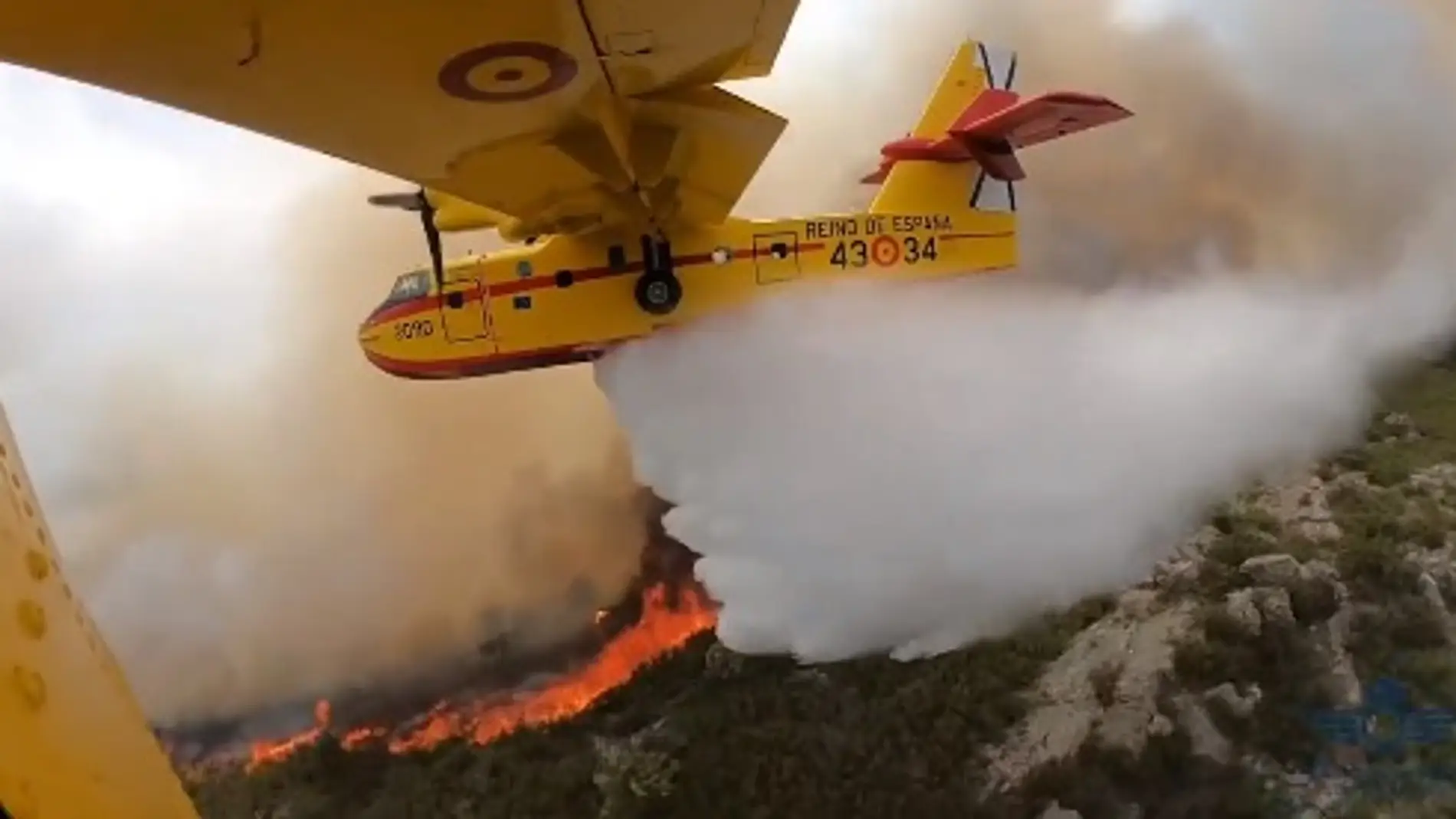 Hidroaviones actúan sobre las llamas en el Incendio de Tenerife