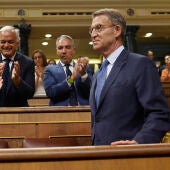Cuca Gamarra y el resto de diputados del PP aplauden a su líder Alberto Núñez Feijóo en el Congreso.