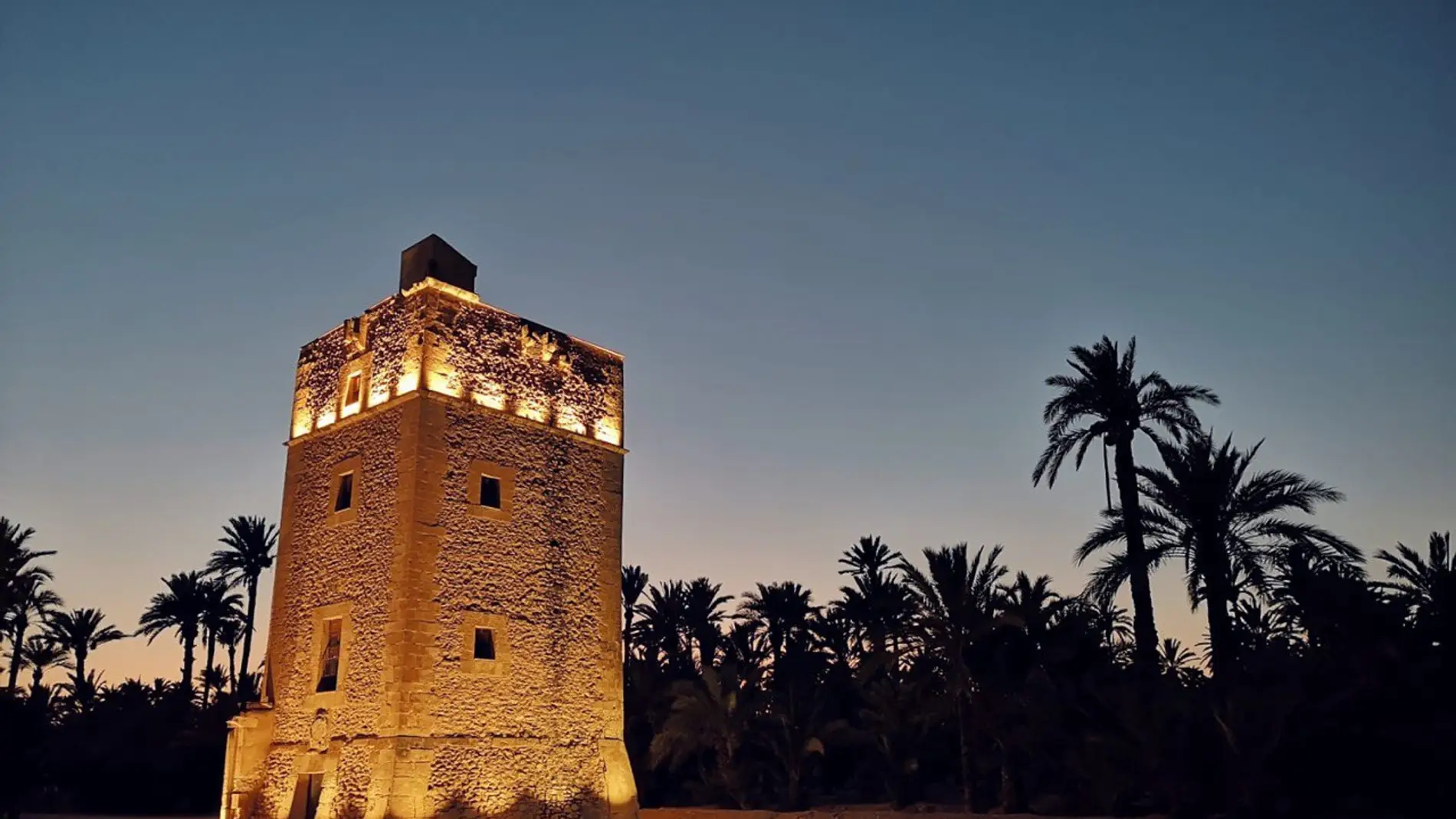 La Torre de los Vaillo iluminada por la noche.