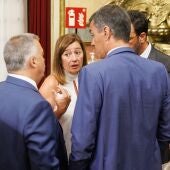 Francina Armengol y Pedro Sánchez hablan en los pasillos del Congreso
