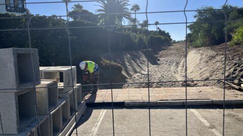 Obras del nuevo tramo de la senda litoral en Las Chapas
