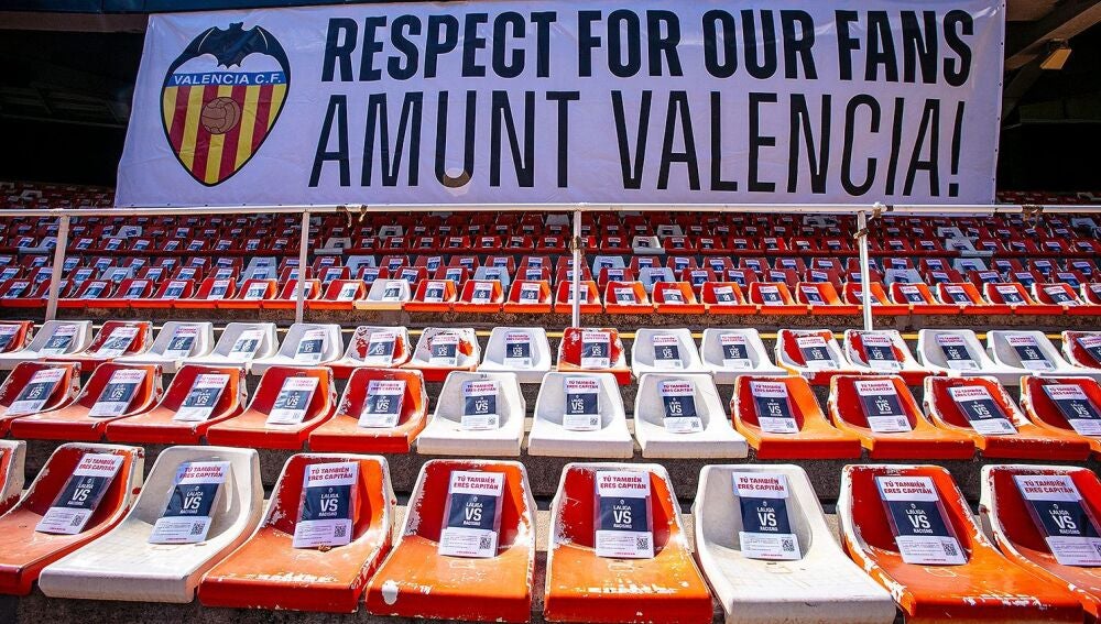 Brazaletes contra el racismo en la Grada de Animación Joven