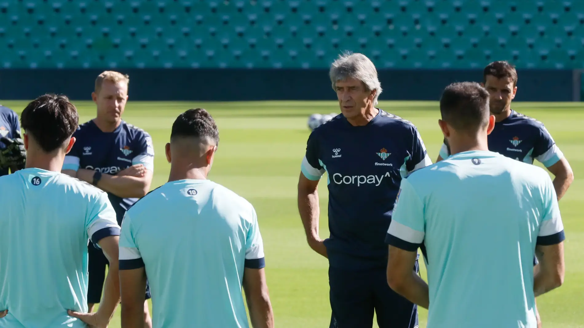 Manuel Pellegrini habla con sus jugadores en el último entrenamiento previo al Betis-Atlético.