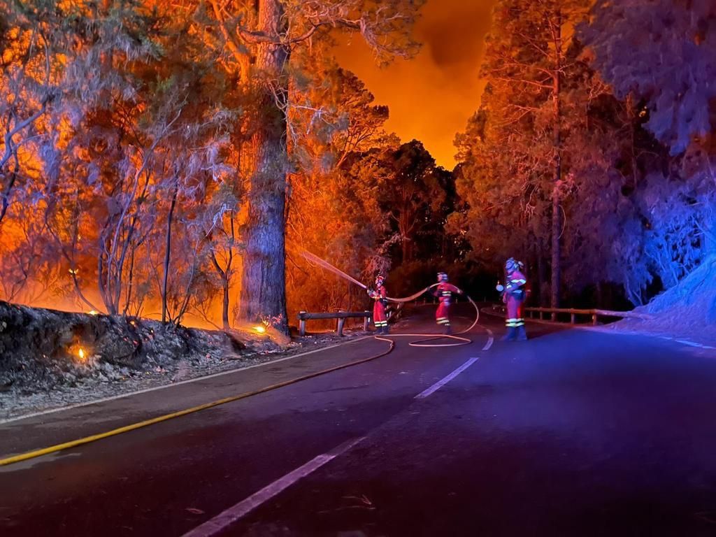 Sin "capacidad de control" tras 80 horas de incendio en la zona forestal más valiosa de Tenerife Sin "capacidad de control" tras 80 horas de incendio en la zona forestal más valiosa de Tenerife