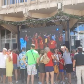 Aficionados presenciando el partido en la pantalla de la Plaza Mayor Aficionados presenciando el partido en la pantalla de la Plaza Mayor