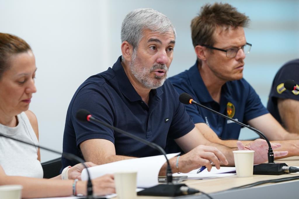 Fernando Clavijo, sobre la evolución del incendio en Tenerife: "La noche ha sido mucho más benévola que las anteriores" Fernando Clavijo, sobre la evolución del incendio en Tenerife: "La noche ha sido mucho más benévola que las anteriores"