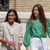 La reina Letizia y la infanta Sofía, durante la despedida con la princesa Leonor al entrar en la Academia Militar de Zaragoza