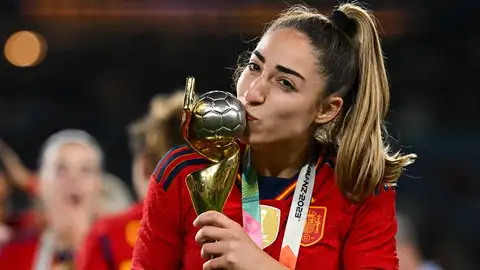 Olga Carmona besa la Copa del Mundo de Fútbol tras la victoria de La Roja en Sídney. Olga Carmona besa la Copa del Mundo de Fútbol tras la victoria de La Roja en Sídney.