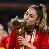 Olga Carmona besa la Copa del Mundo de Fútbol tras la victoria de La Roja en Sídney.