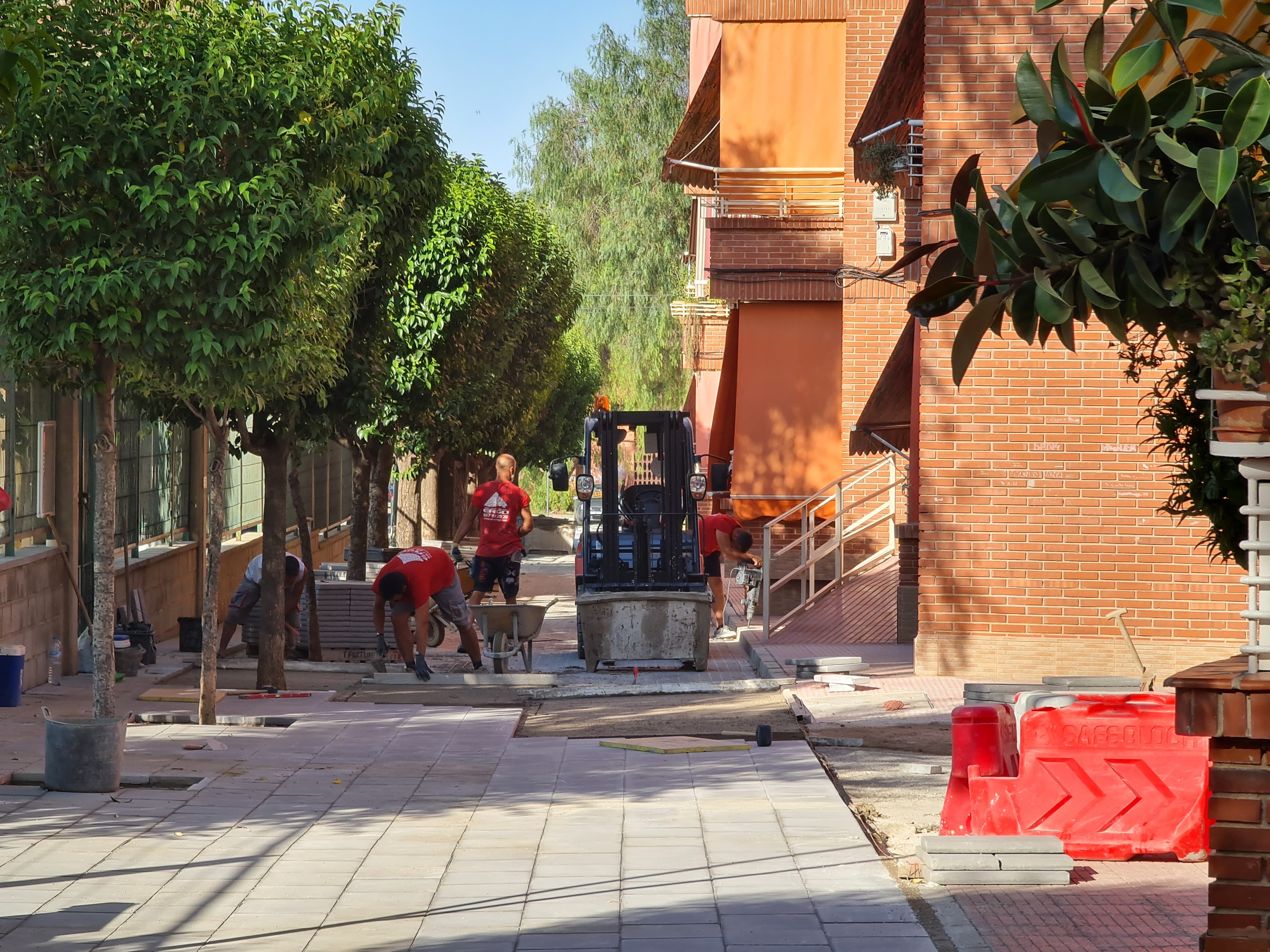 El Ayuntamiento de Elda mejora la accesibilidad al barrio Almafrá atendiendo una demanda histórica de los vecinos El Ayuntamiento de Elda mejora la accesibilidad al barrio Almafrá atendiendo una demanda histórica de los vecinos