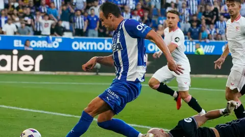 Kike García bate a Dmitrovic en el Alavés-Sevilla. Kike García bate a Dmitrovic en el Alavés-Sevilla.