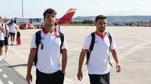 Óliver Torres y Jesús Navas, a la llegada del Sevilla a Vitoria.