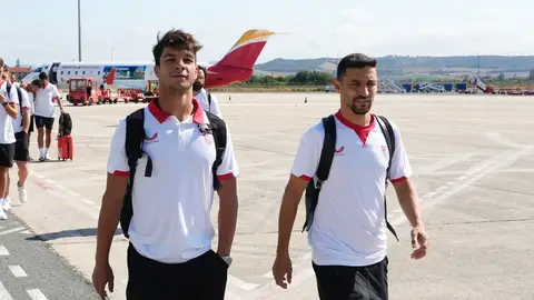 Óliver Torres y Jesús Navas, a la llegada del Sevilla a Vitoria. Óliver Torres y Jesús Navas, a la llegada del Sevilla a Vitoria.