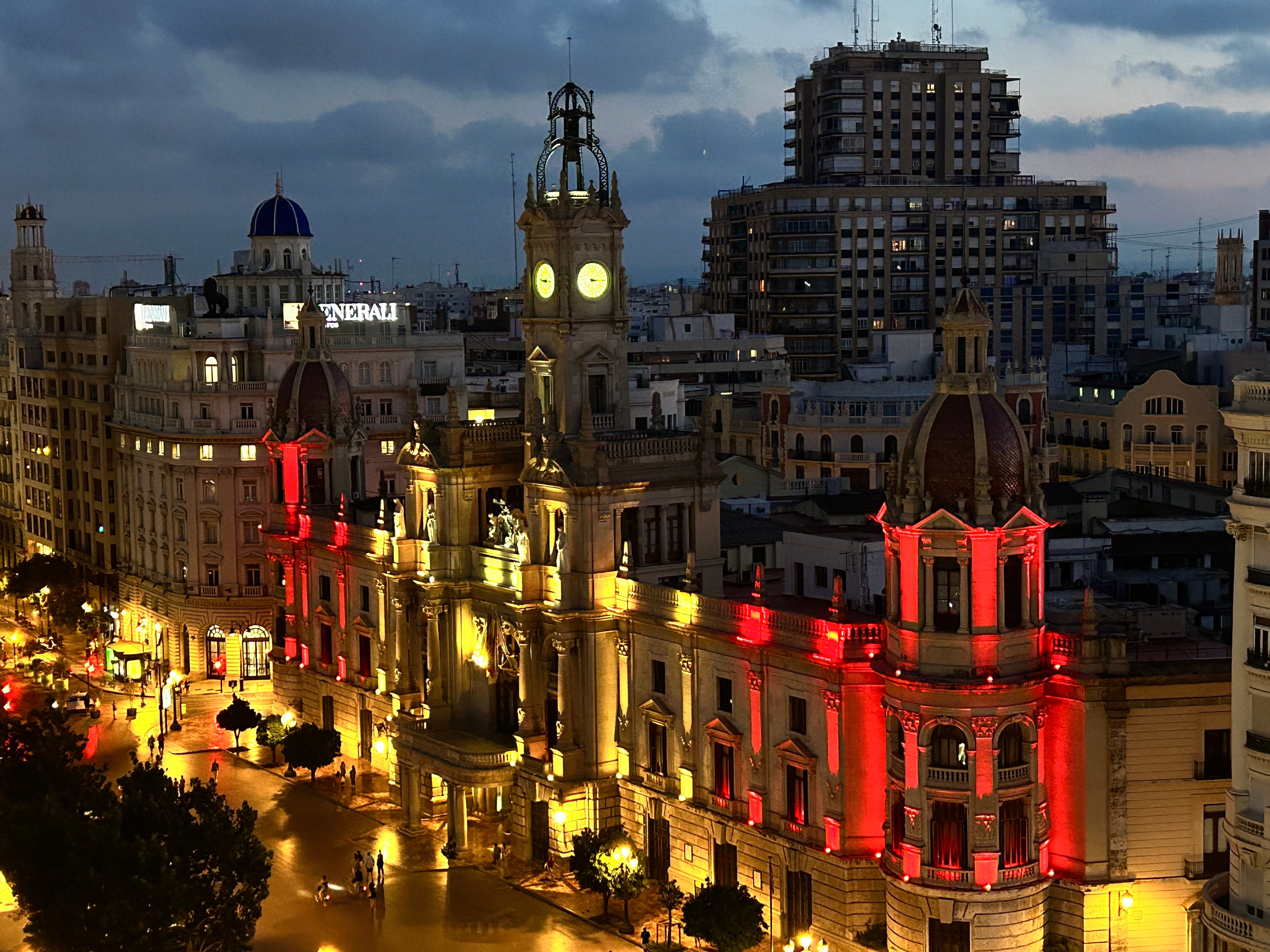 El Ayuntamiento de Valencia se ilumina para celebrar el Mundial El Ayuntamiento de Valencia se ilumina para celebrar el Mundial