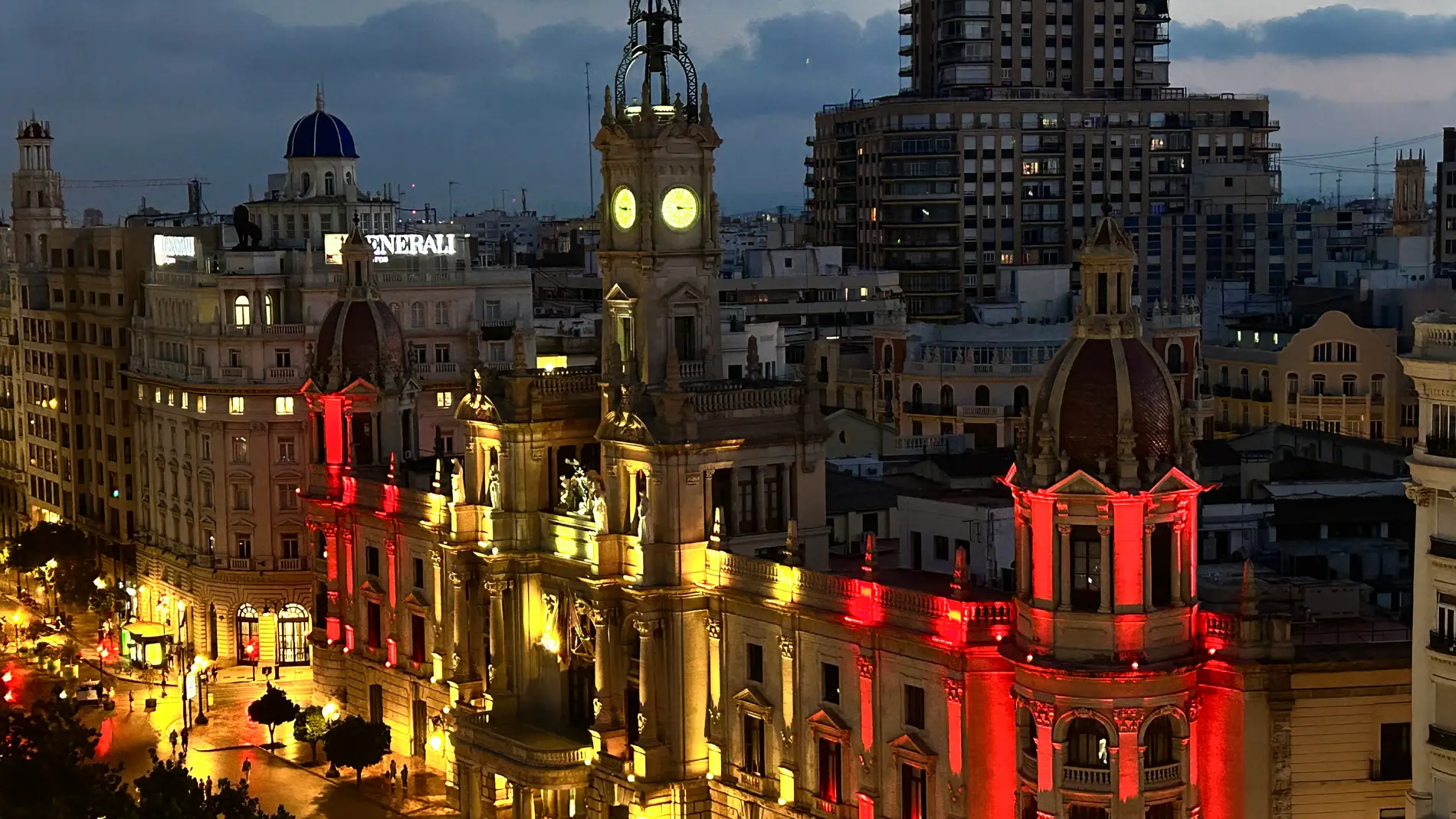 El Ayuntamiento de Valencia se ilumina para celebrar el Mundial
