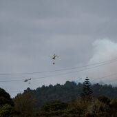 Dos helicópteros sobrevuelan un foco situado en El Ravelo, en el municipio de El Sauzal, una de las zonas afectadas por el incendio forestal declarado el pasado martes en Tenerife.