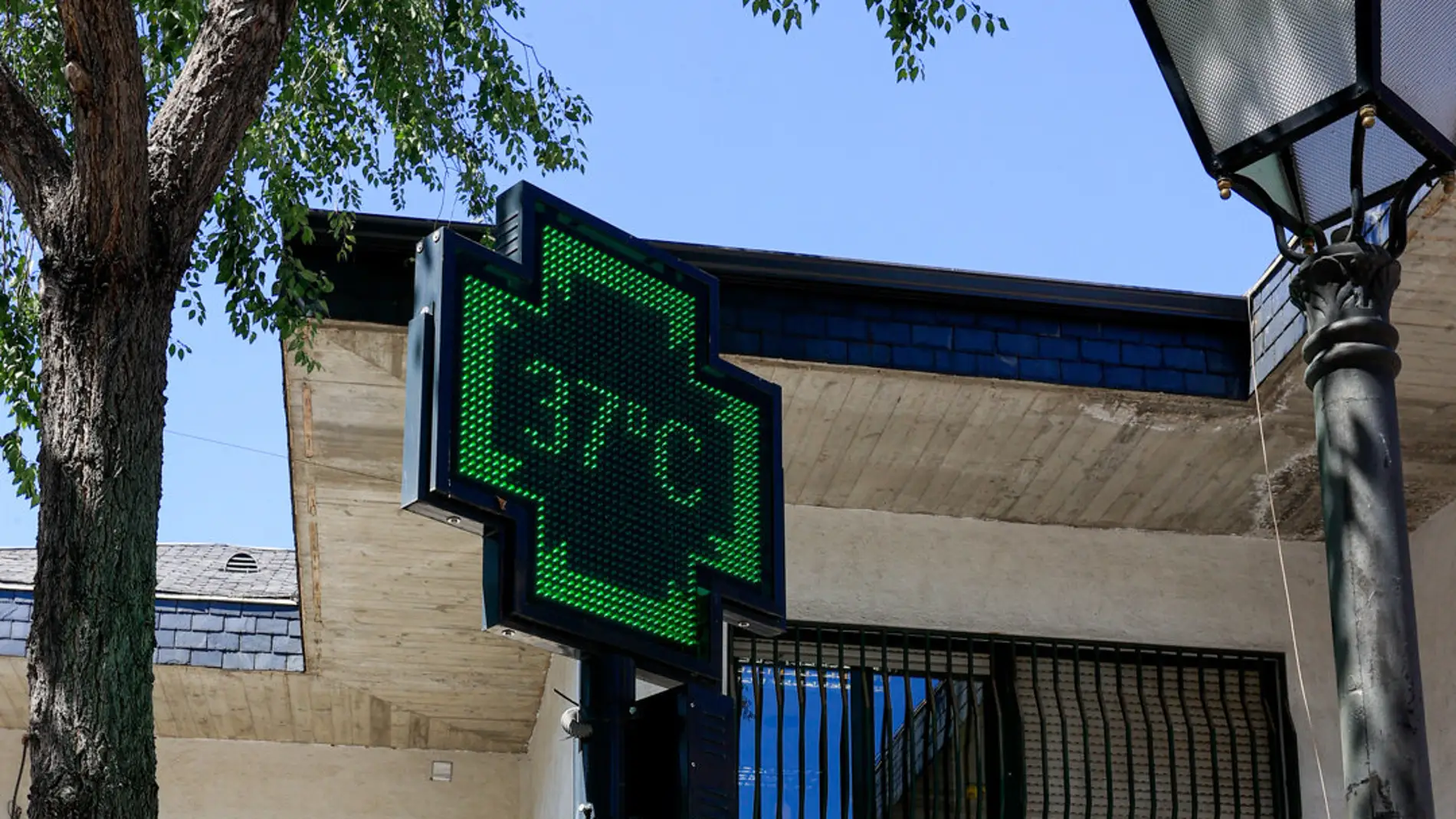 El termómetro de una farmacia de una calle Madrid marca 37 grados este lunes en el que gran parte del país se encuentra inmersa en una nueva ola de calor. 