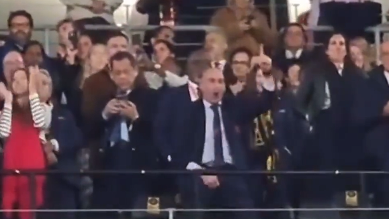 El obsceno gesto de Rubiales en el palco que levanta nuevas críticas tras su beso a Jenni Hermoso El obsceno gesto de Rubiales en el palco que levanta nuevas críticas tras su beso a Jenni Hermoso