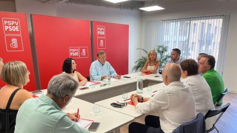 Ximo Puig durante la reuni&oacute;n con miembros de su partido