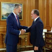 Felipe VI ha recibido este lunes en su despacho del Palacio de la Zarzuela al presidente de Unión del Pueblo Navarro (UPN), Javier Esparza