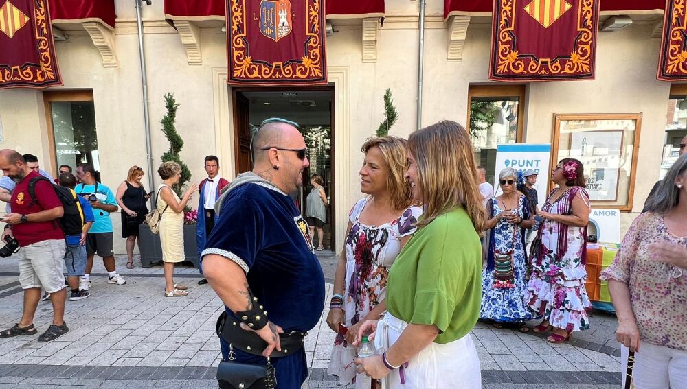 Bernabé y López saludan a los festeros 