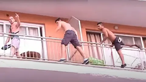 El precio del balconing en Calviá: 36.000 euros de multa y expulsión inmediata del hotel El precio del balconing en Calviá: 36.000 euros de multa y expulsión inmediata del hotel