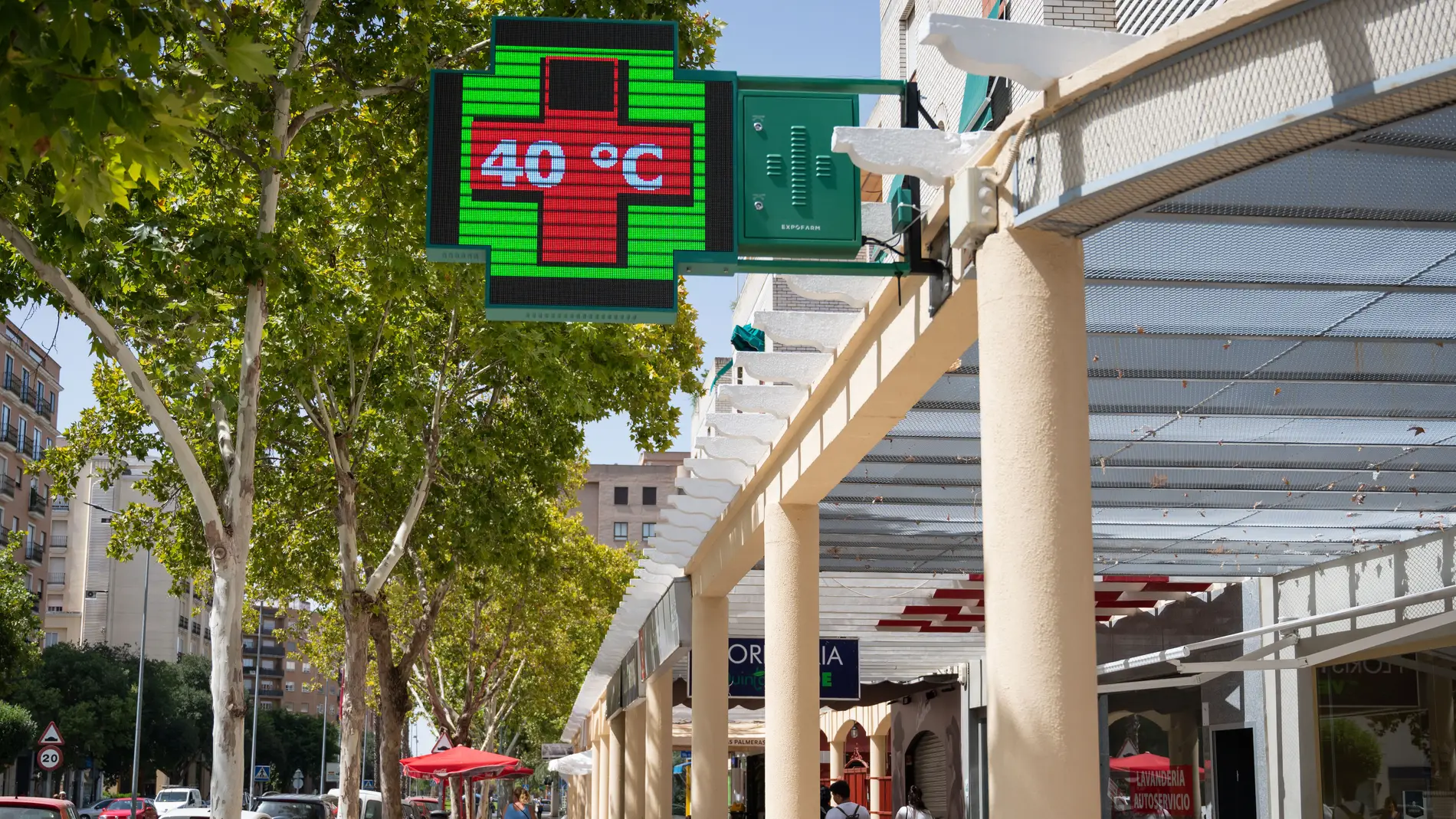 Un termómetro indica una temperatura de 40ºC durante la cuarta ola de calor del verano, a 21 de agosto de 2023, en Badajoz, Extremadura (España).