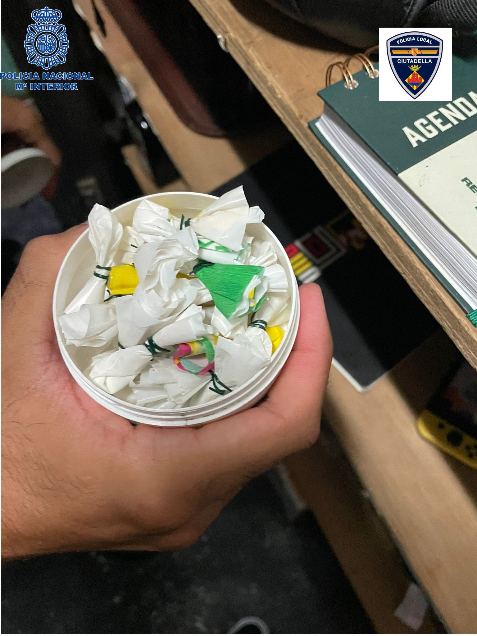 Detenido el propietario de un local de ocio en Cala Galdana con 23 papelinas de cocaína Detenido el propietario de un local de ocio en Cala Galdana con 23 papelinas de cocaína