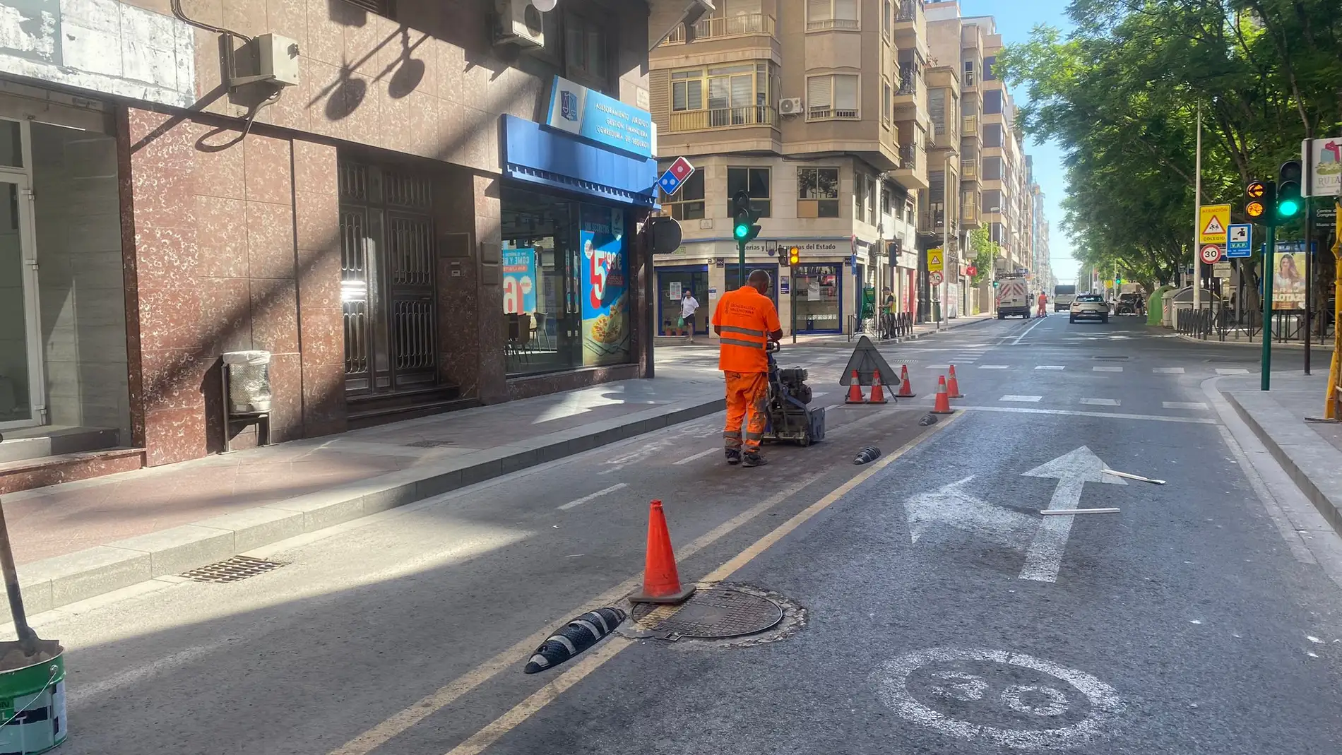 Trabajos de desmantelamiento del carril bici de la avenida Juan Carlos I de Elche.