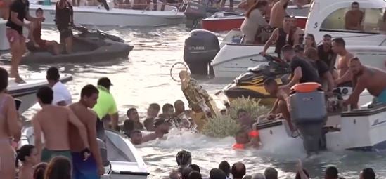 La Virgen del Mar se cae al agua durante su desembarco en las fiestas de Isla Cristina La Virgen del Mar se cae al agua durante su desembarco en las fiestas de Isla Cristina