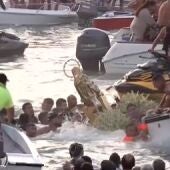 La Virgen del Mar se cae al agua en las fiestas de Isla Cristina durante el desembarco