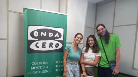 Chico Herrera con nuestras becarias Claudia Murillo y Sofía Plata Chico Herrera con nuestras becarias Claudia Murillo y Sofía Plata