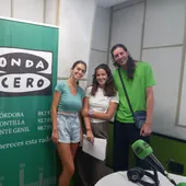 Chico Herrera con nuestras becarias Claudia Murillo y Sofía Plata Chico Herrera con nuestras becarias Claudia Murillo y Sofía Plata