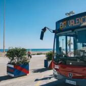 Autobús de la EMT junto a la playa