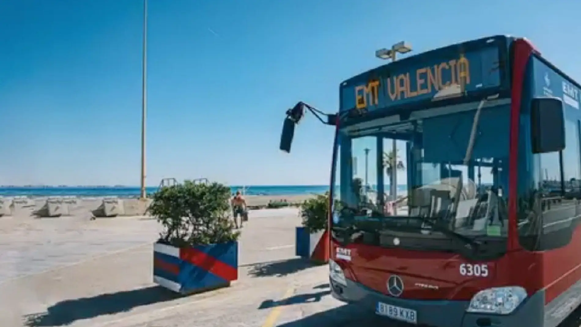 Autobús de la EMT junto a la playa