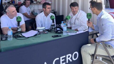 Rub&eacute;n Rey y abel Mill&aacute;n con los entrevistados en el set de radio durante el programa especial