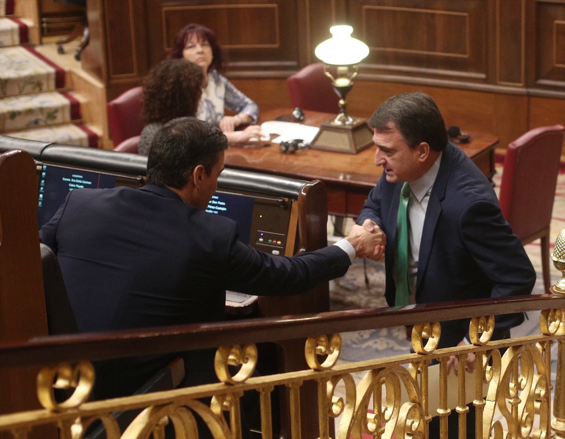 El PNV ya ha recibido la primera llamada del PSOE para hablar de la investidura de Pedro Sánchez El PNV ya ha recibido la primera llamada del PSOE para hablar de la investidura de Pedro Sánchez