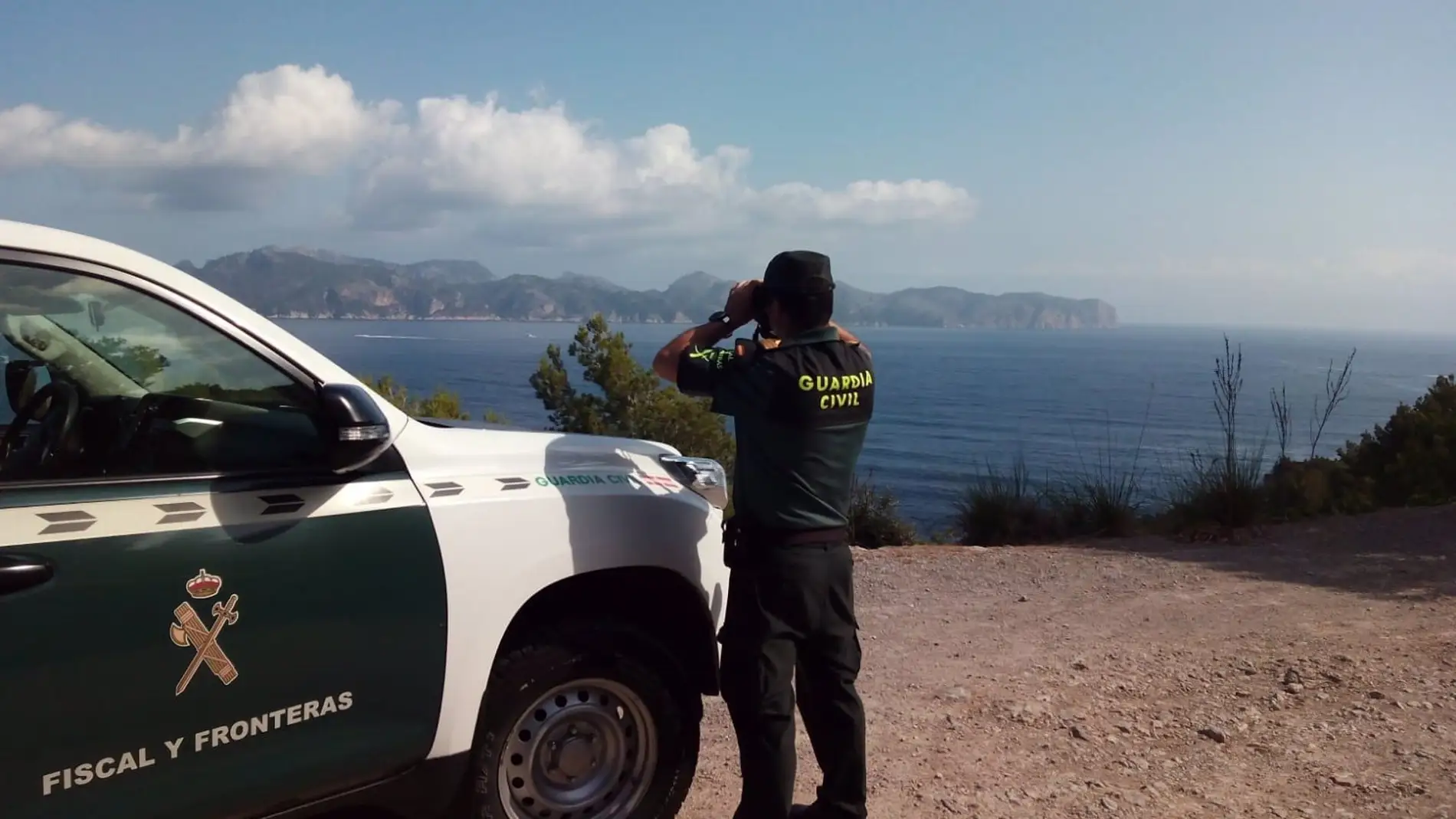 Una patrulla de la Guardia Civil intercepta una patera en aguas de Cabrera