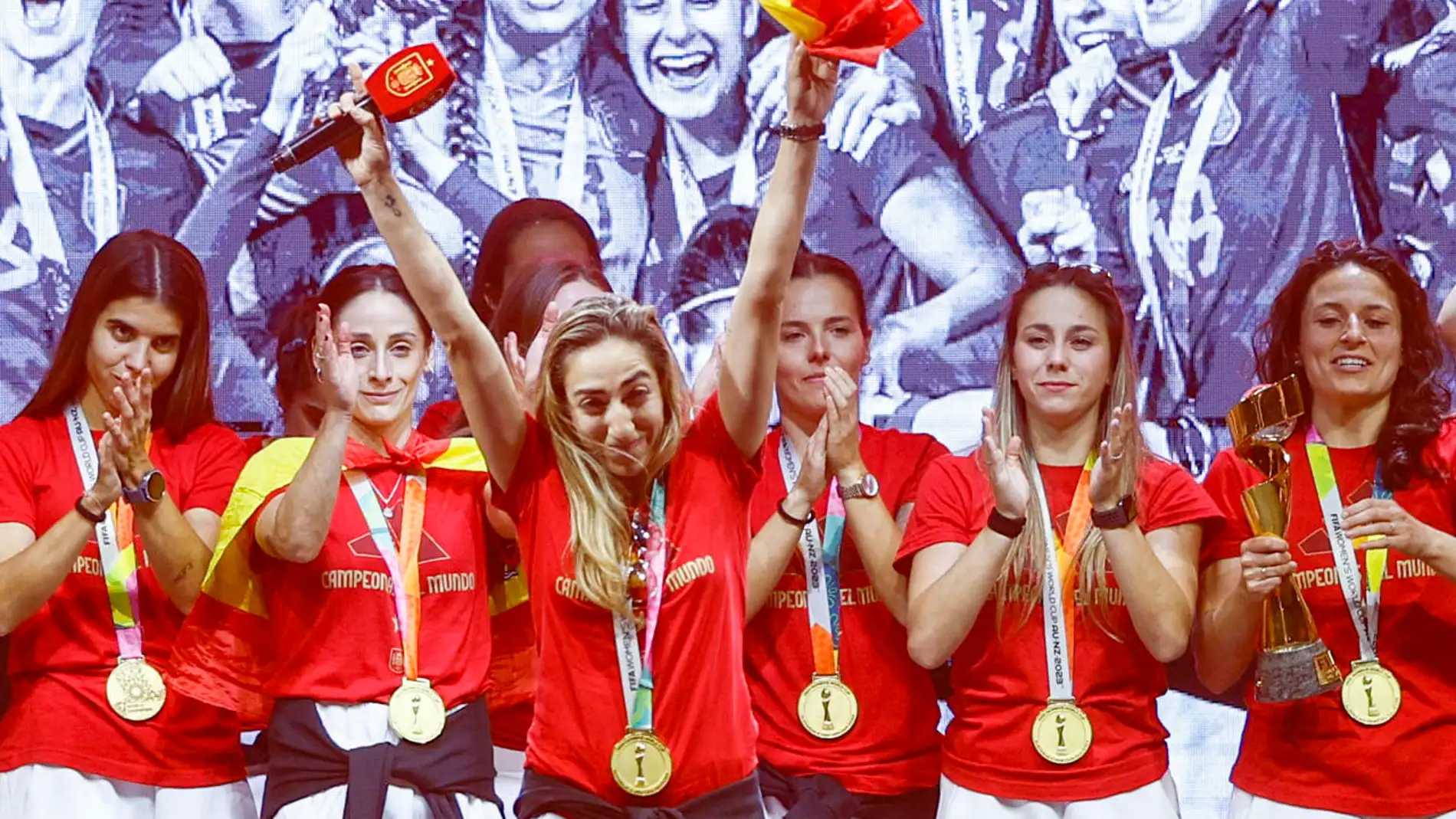 La defensa de selección española femenina de fútbol, Olga Carmona, saluda